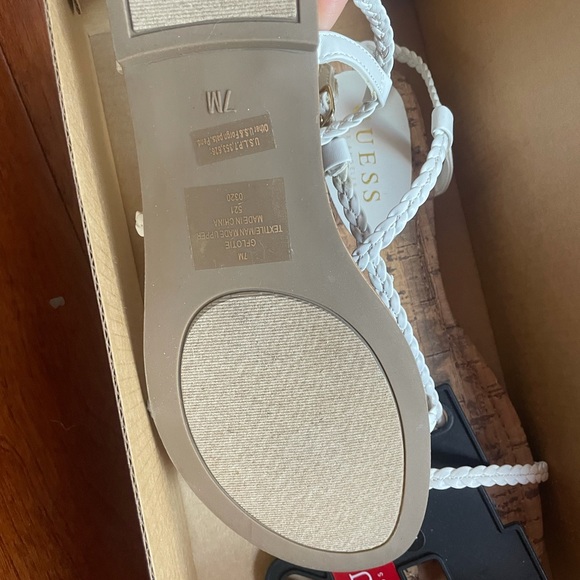 NIB WHITE GUESS SANDALS - Picture 6 of 6